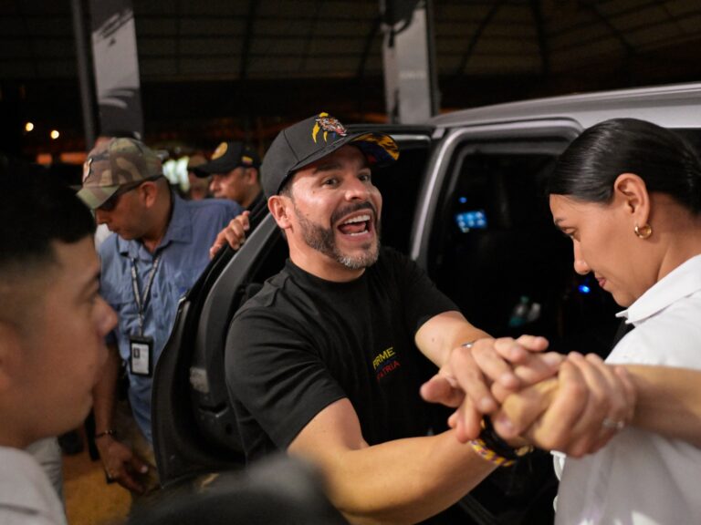 Image of Abelardo de la Espriella campaigning in Cali, Colombia. He is a presidential candidate whose campaign staffers were recently killed, highlighting ongoing election violence.