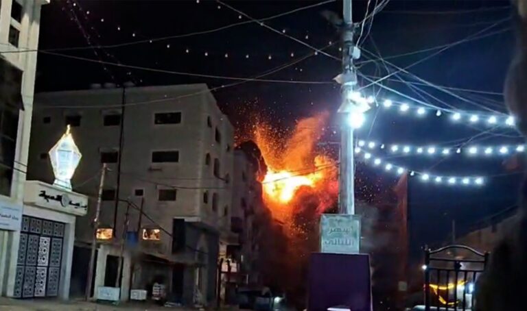 Video of Israeli forces attacking central Gaza