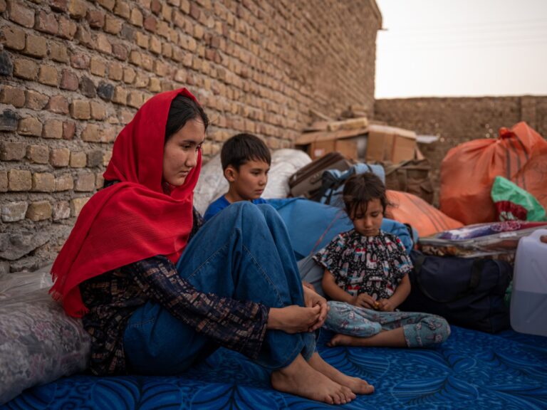 Image depicting the return of displaced people to their changed homelands, highlighting the challenges faced.