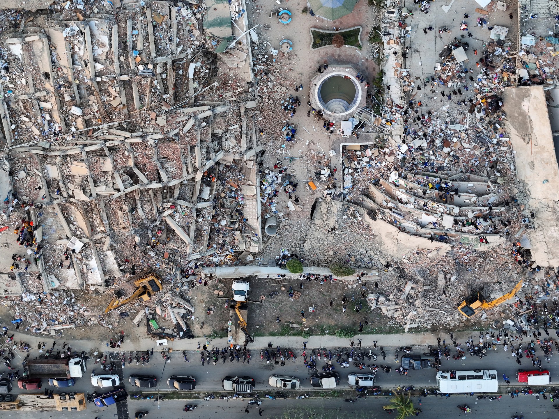 Drone footage of widespread destruction in La Guaira, Venezuela after major earthquakes, with rescue efforts underway.