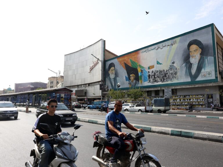 A mural in Tehran depicting Supreme Leaders Ayatollah Ali Khamenei and Ayatollah Ruhollah Khomeini, symbolizing the Iranian state.