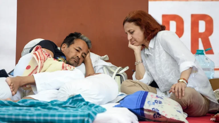 Sonam Wangchuk with wife Geetanjali Angmo during protest