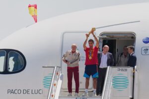 Spain World Cup team returns to Madrid with the trophy.