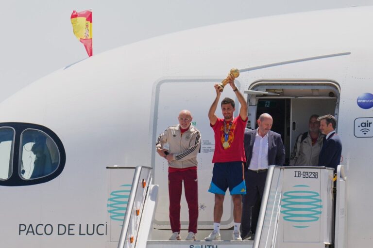 Spain World Cup team returns to Madrid with the trophy.