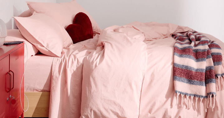 Chic dorm room decor ideas for stylish, study-friendly student living spaces.