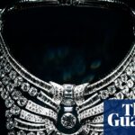 Diamond and platinum collar necklace that once belonged to Queen Nazli of Egypt, on display in a museum.
