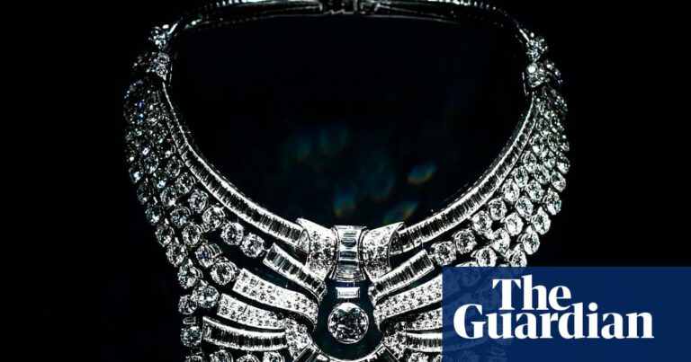 Diamond and platinum collar necklace that once belonged to Queen Nazli of Egypt, on display in a museum.