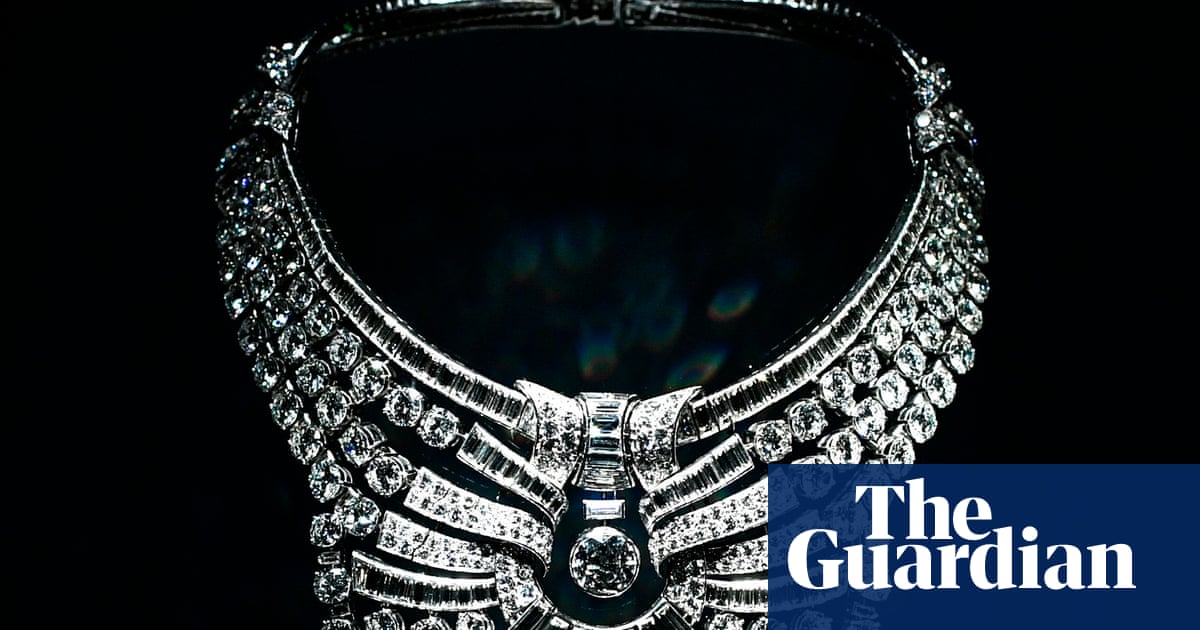 Diamond and platinum collar necklace that once belonged to Queen Nazli of Egypt, on display in a museum.
