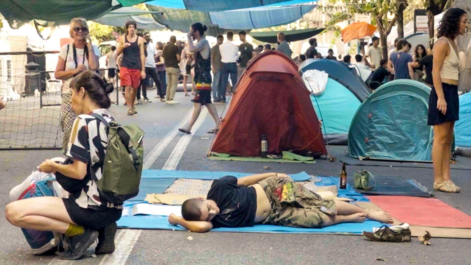 Image showing people camping on Rome streets after an eviction.