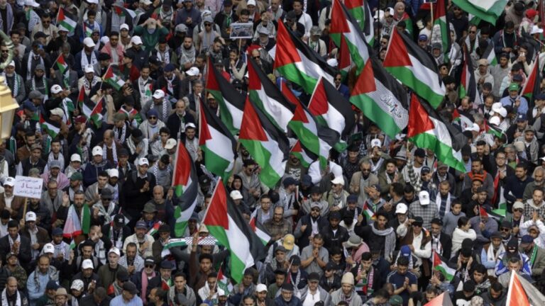 Protestors in Morocco waving flags and demonstrating against diplomatic ties with Israel.