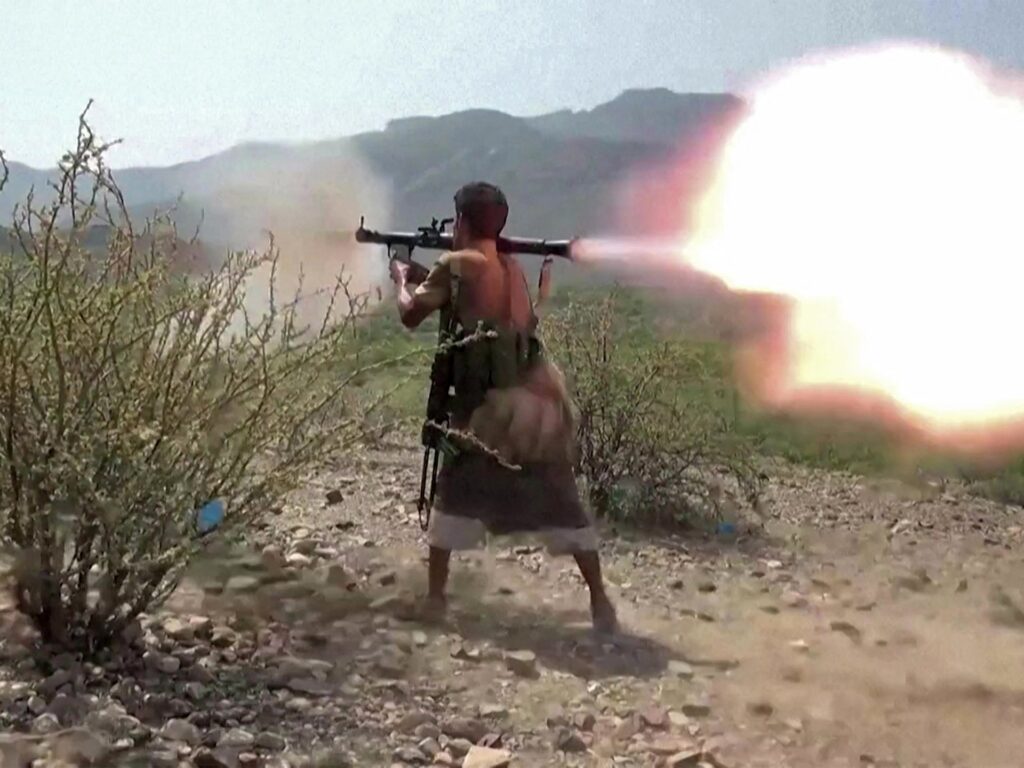 Image shows Yemeni forces engaging Houthi fighters in Taiz province, highlighting the ongoing conflict.
