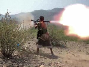 Image shows Yemeni forces engaging Houthi fighters in Taiz province, highlighting the ongoing conflict.