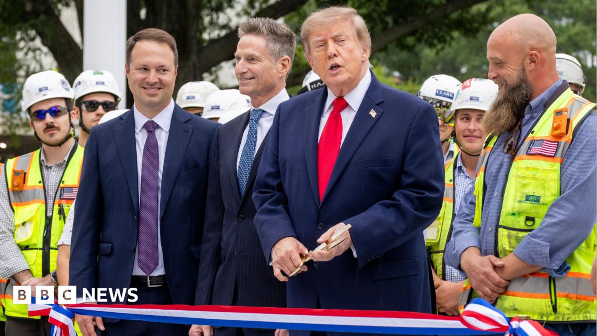 Major US television networks protest against the recent White House media restrictions.