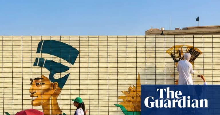 A controversial mural in Tahrir Square depicting ancient Egyptian royals was painted over following public outcry.