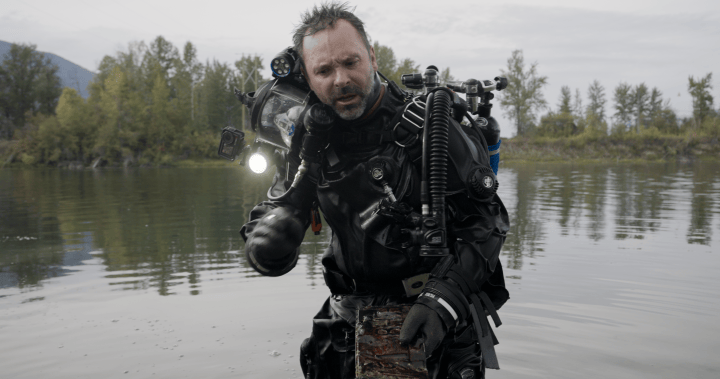 A specialized dive team finally locates the vehicle and remains of Frank Davis after 22 years of searching.