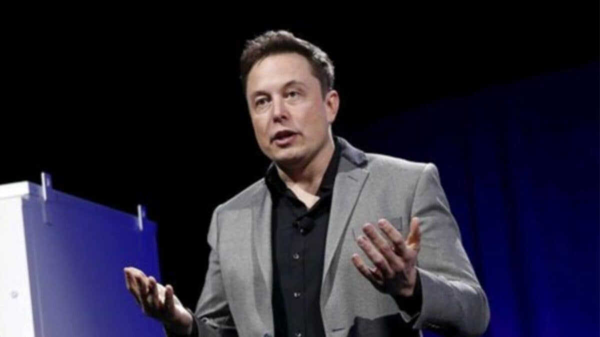 Elon Musk claims that oligarchs are blocking Starlink in India, stalling rural broadband connectivity and challenging the telecom monopoly.